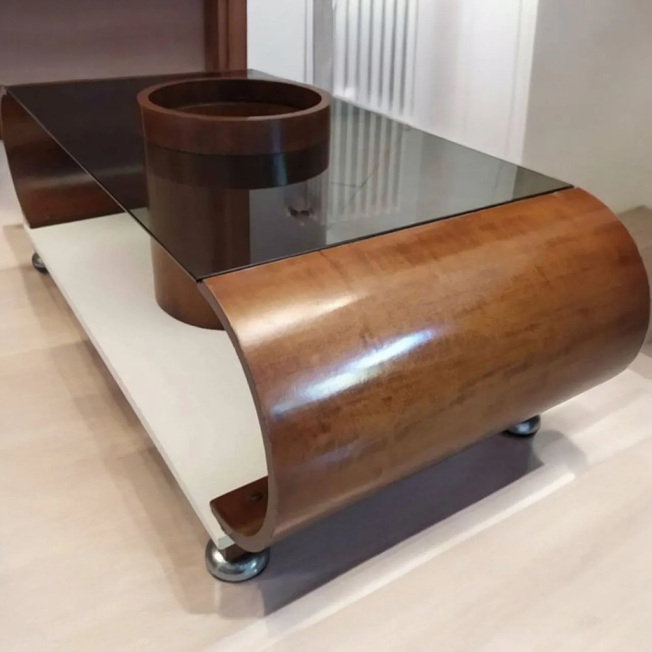 Tavolino da liquore rotondo centrale curvo in stile Joe Colombo, anni '70 1