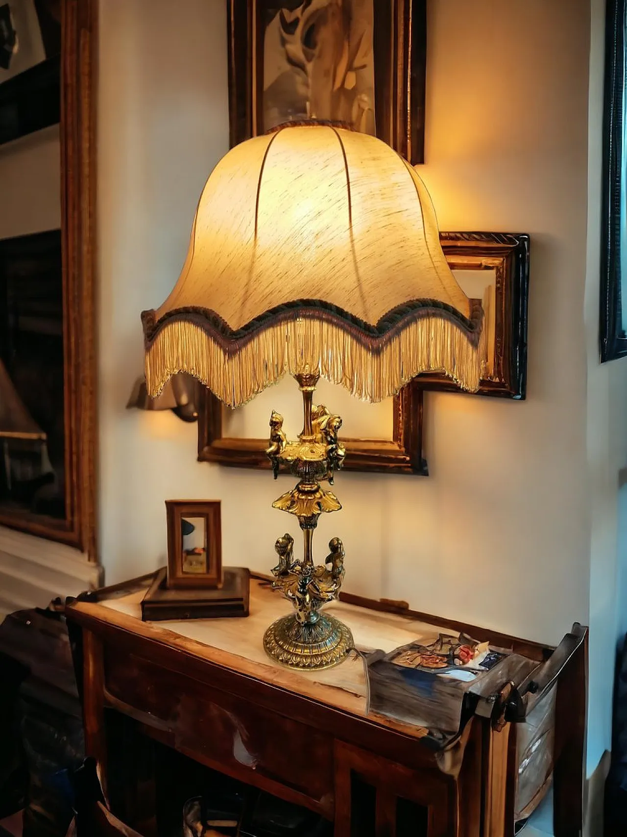 Lampada da tavolo in ottone con putti, 1890 circa 1