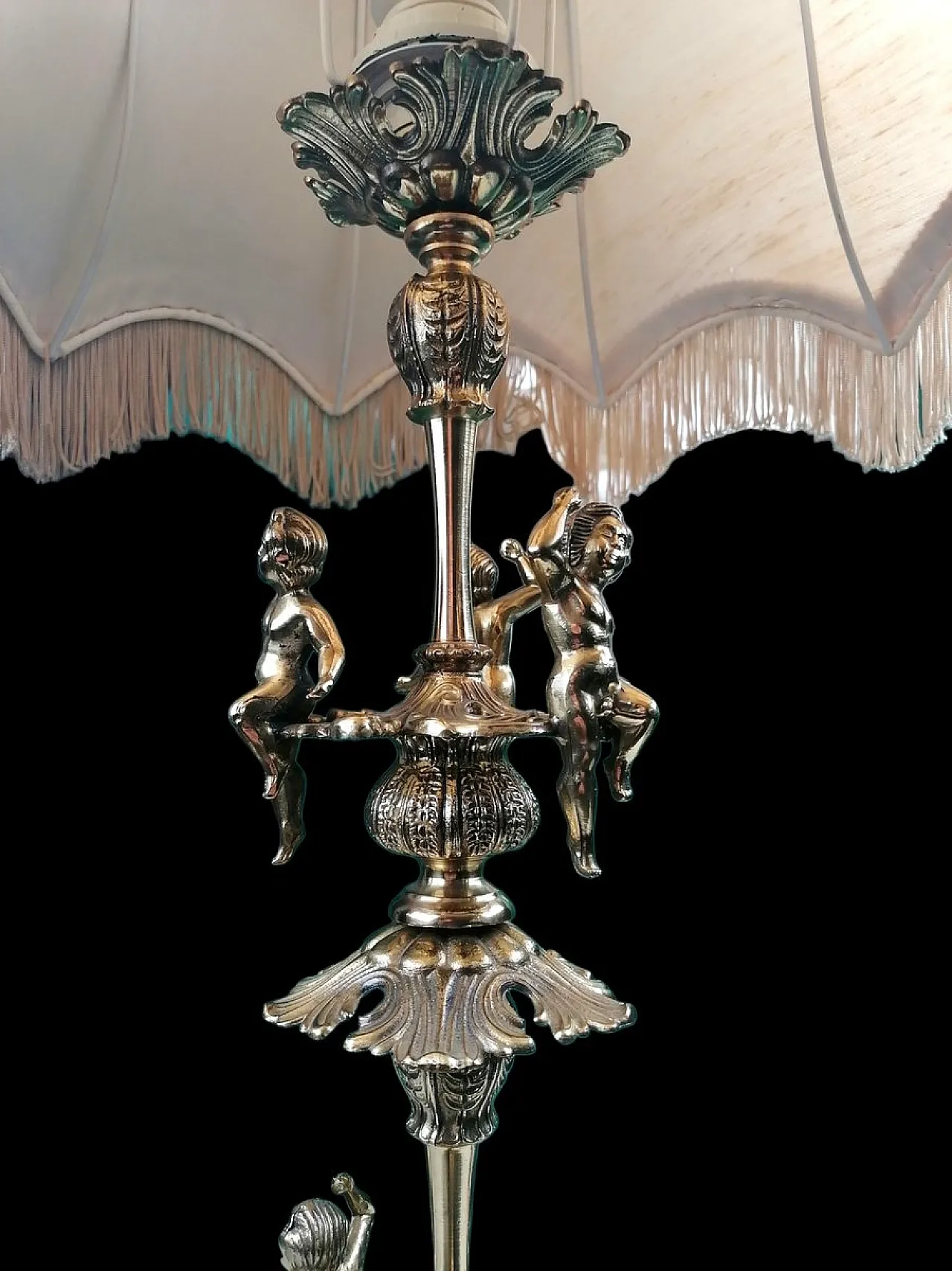Lampada da tavolo in ottone con putti, 1890 circa 3