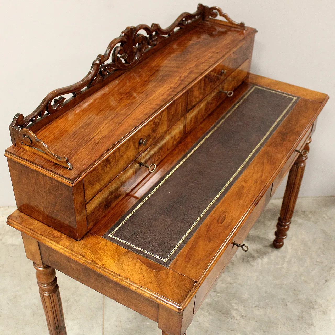 Louis Philippe desk in 19th century walnut 9