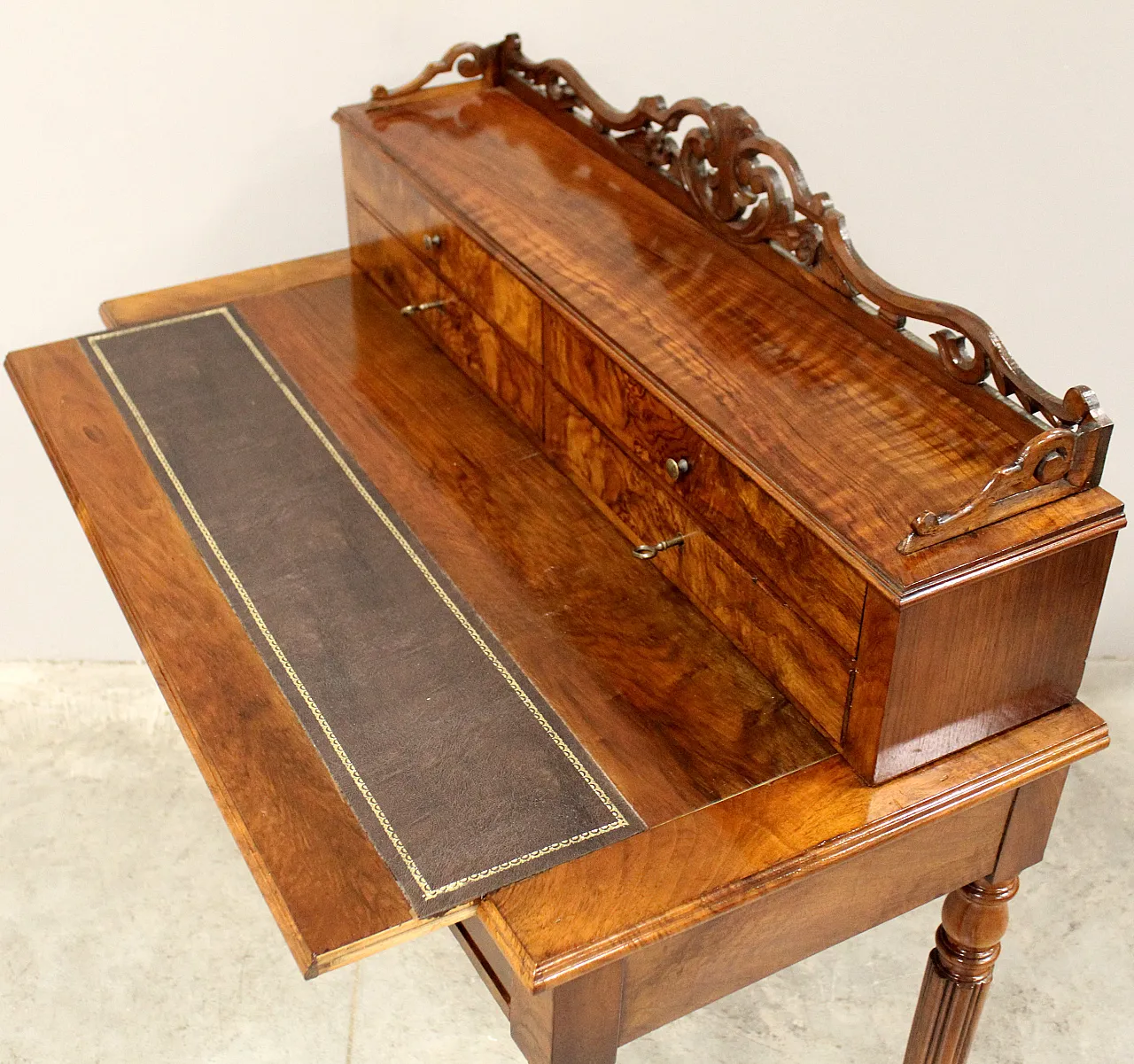 Louis Philippe desk in 19th century walnut 10