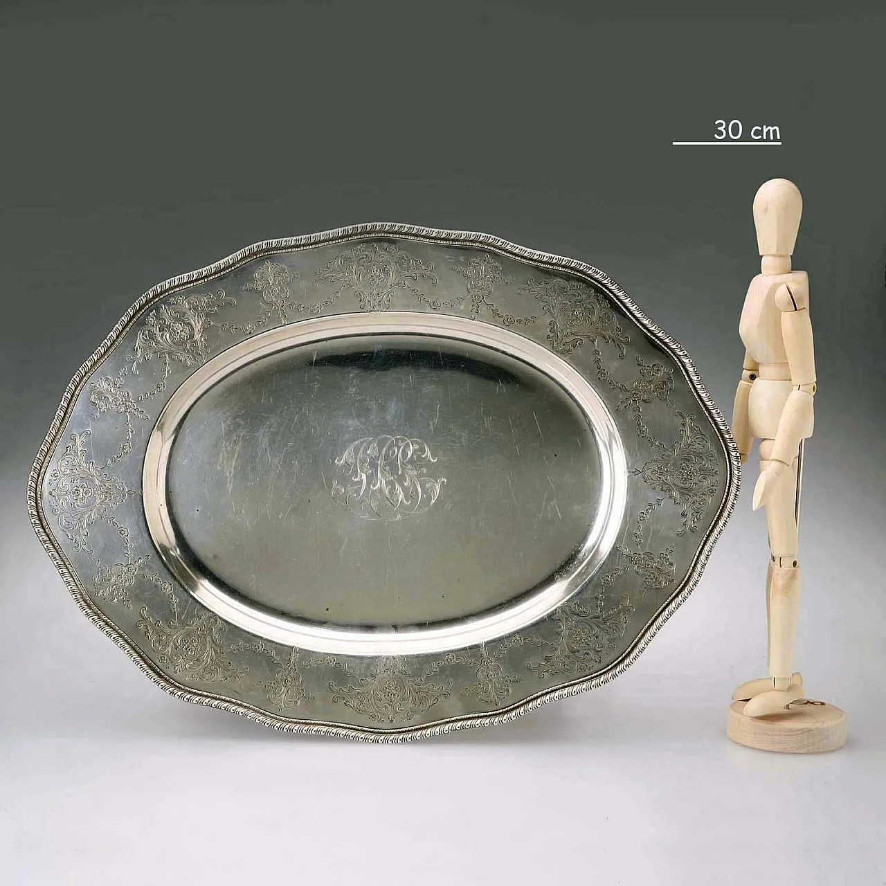 Vassoio in argento sterling cesellato, '900 2
