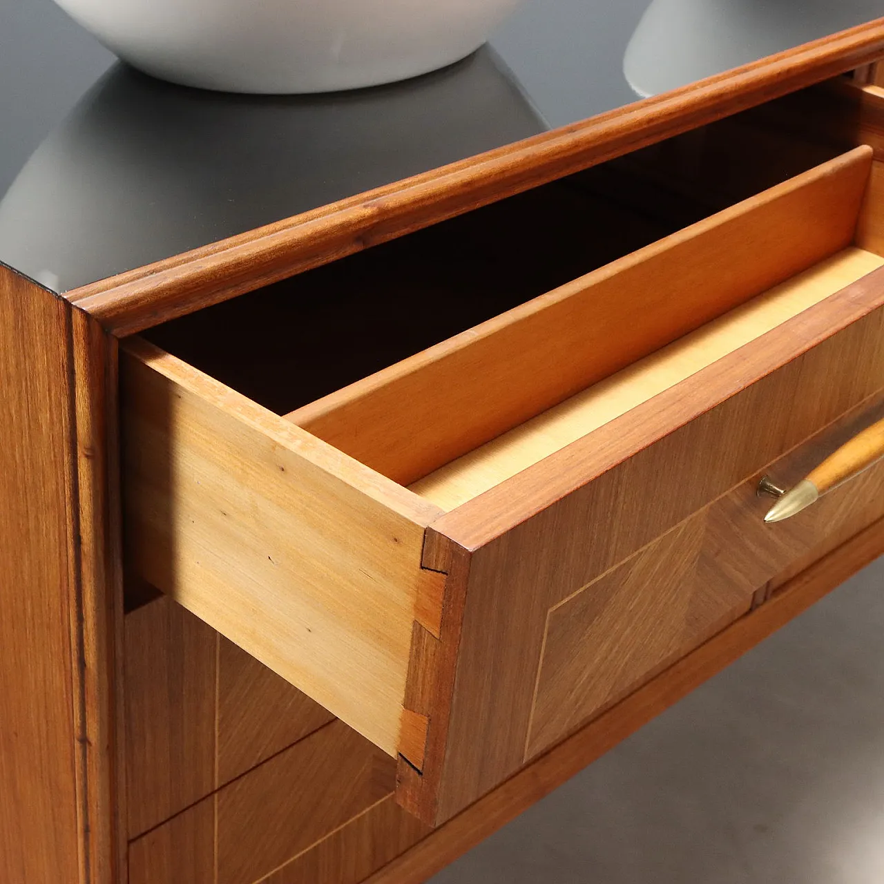 Cassettiera in legno, ottone e ceramica, '900 6