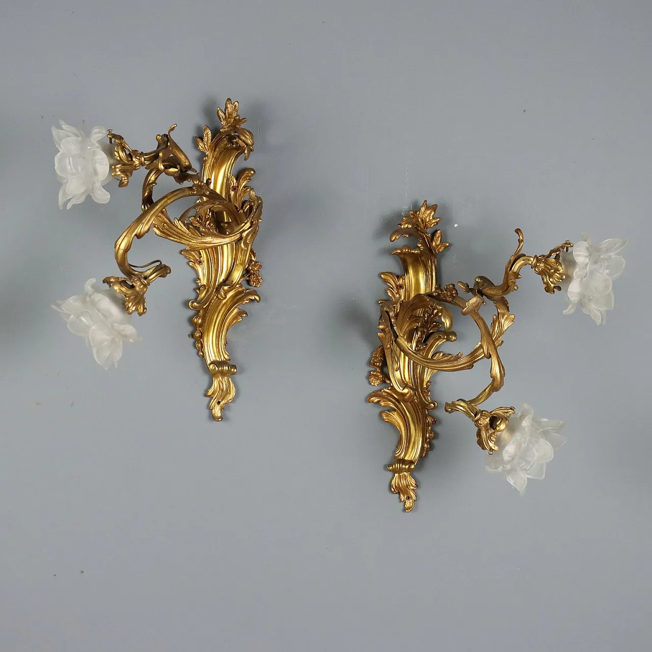 Coppia di lampade da parete in bronzo dorato e vetro opalino, '800 1