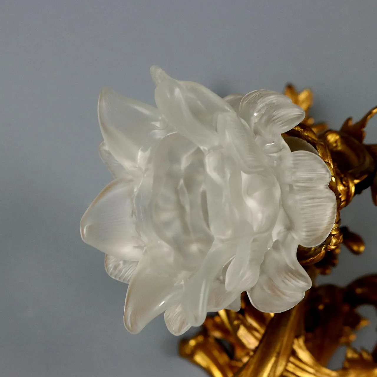 Coppia di lampade da parete in bronzo dorato e vetro opalino, '800 4