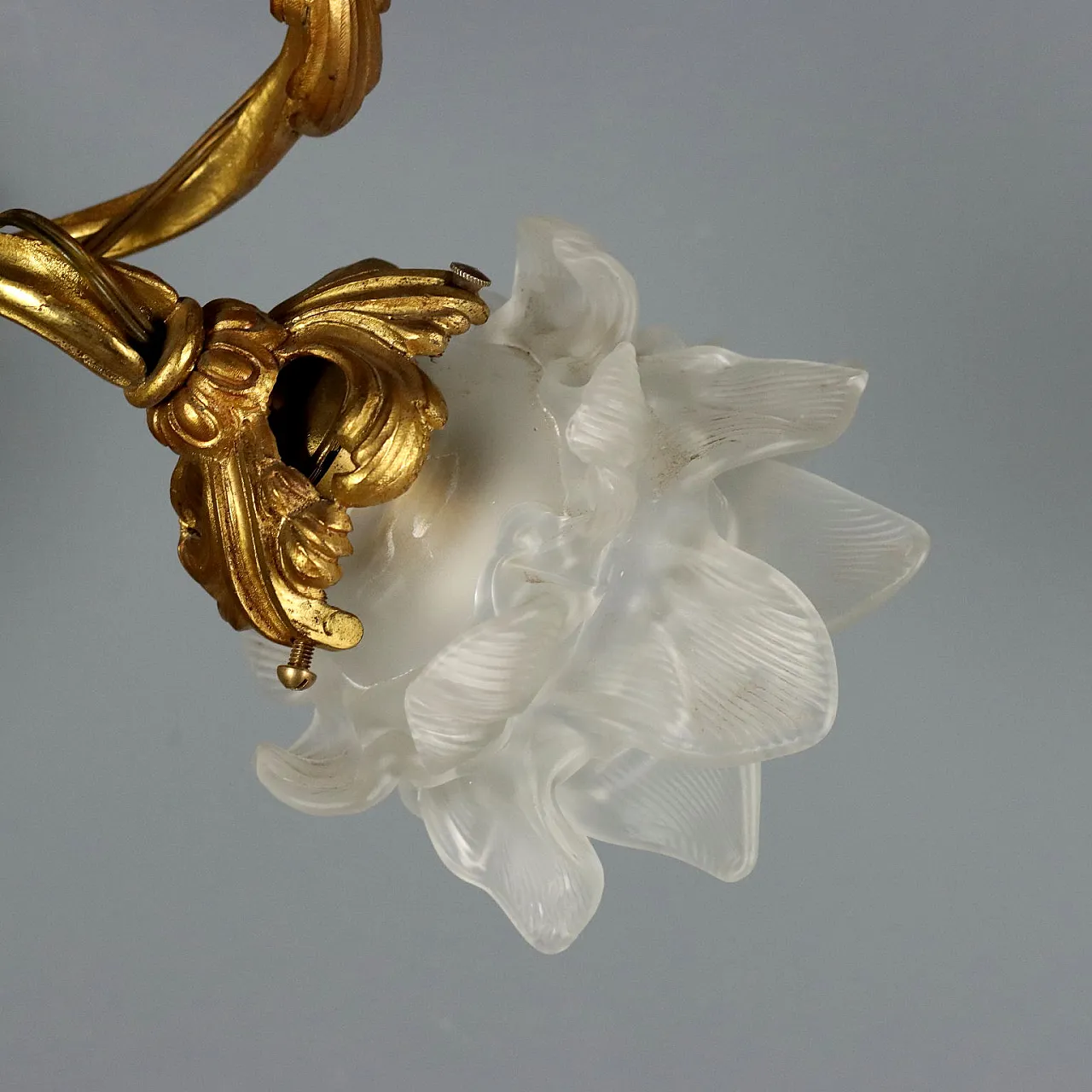 Coppia di lampade da parete in bronzo dorato e vetro opalino, '800 6