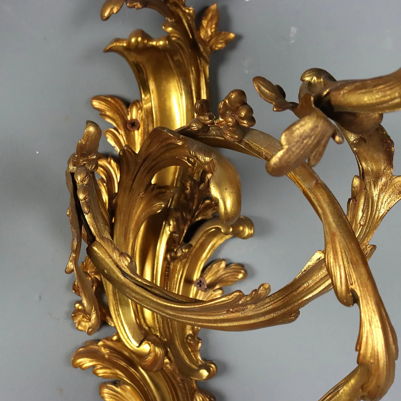 Coppia di lampade da parete in bronzo dorato e vetro opalino, '800 7