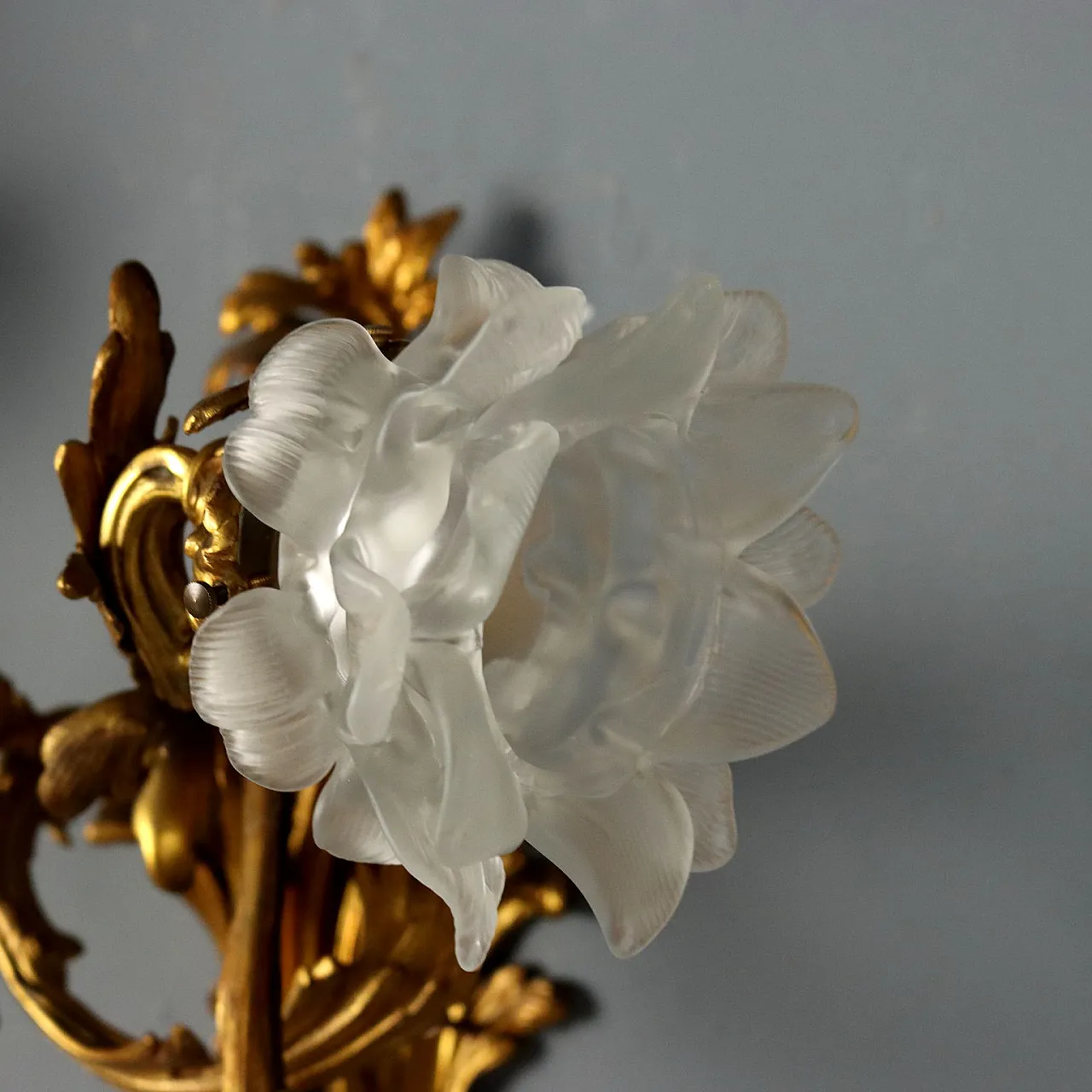 Coppia di lampade da parete in bronzo dorato e vetro opalino, '800 8