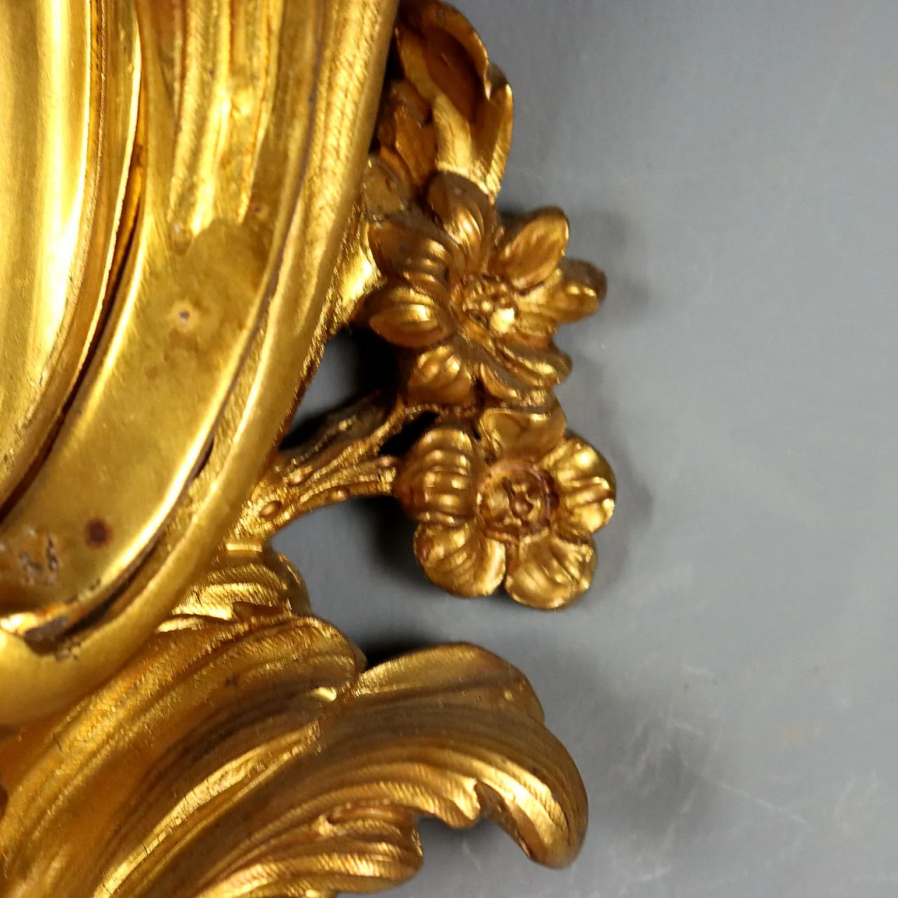 Coppia di lampade da parete in bronzo dorato e vetro opalino, '800 9