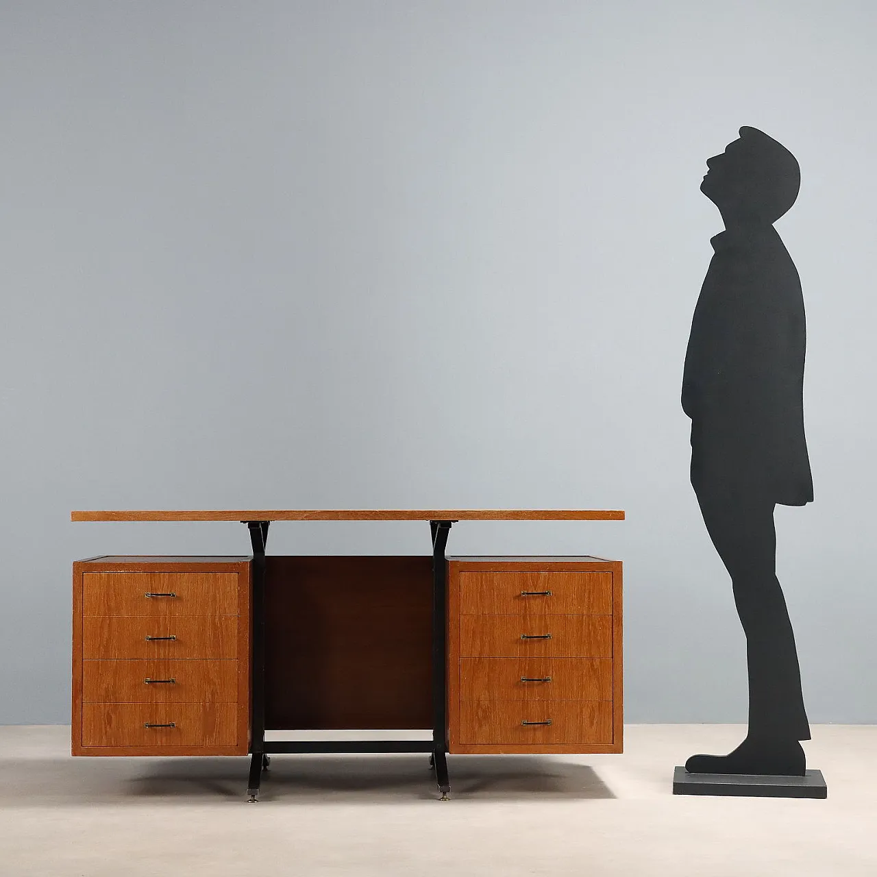 Scrivania con doppia colonna e cassetti in metallo e legno, '900 2