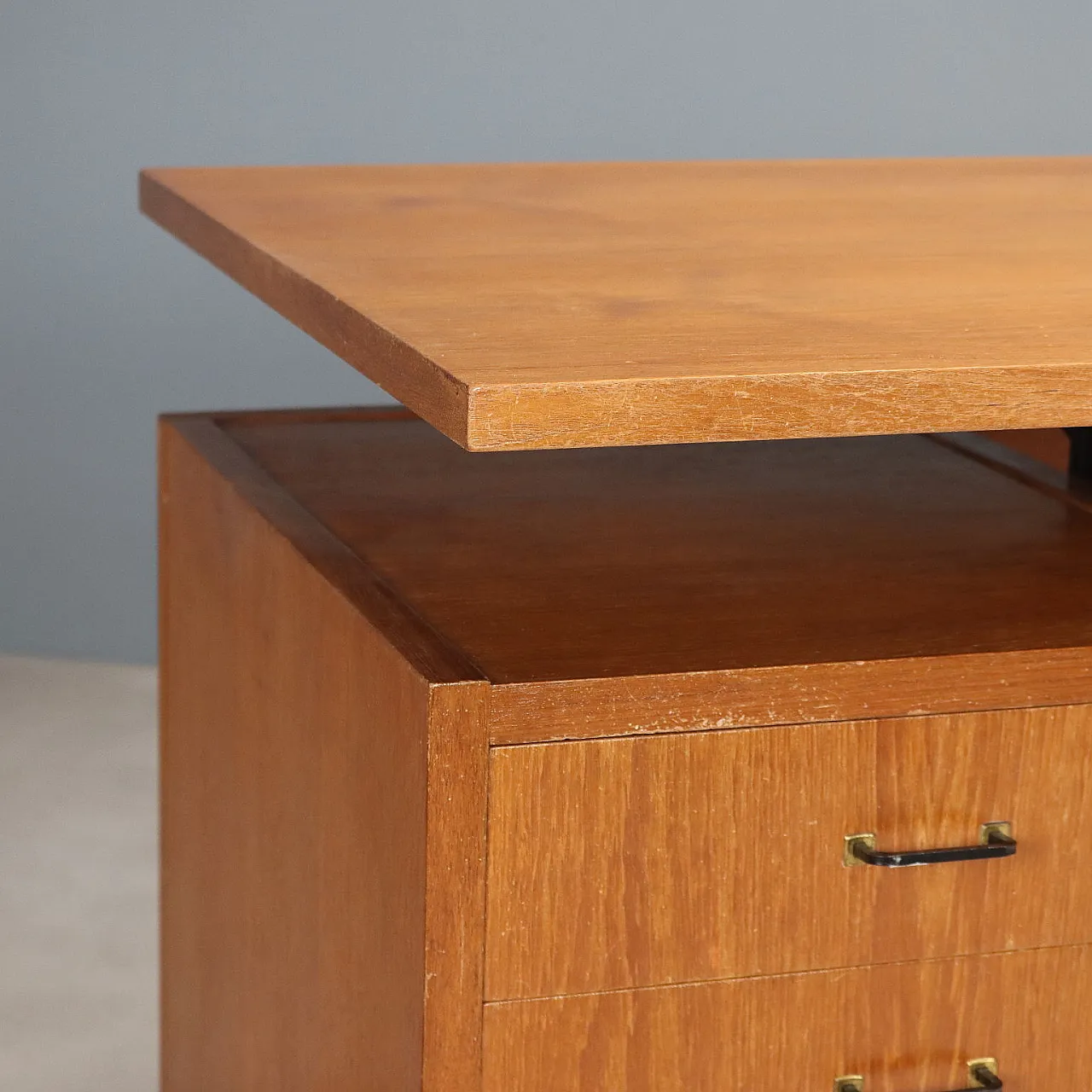 Scrivania con doppia colonna e cassetti in metallo e legno, '900 3