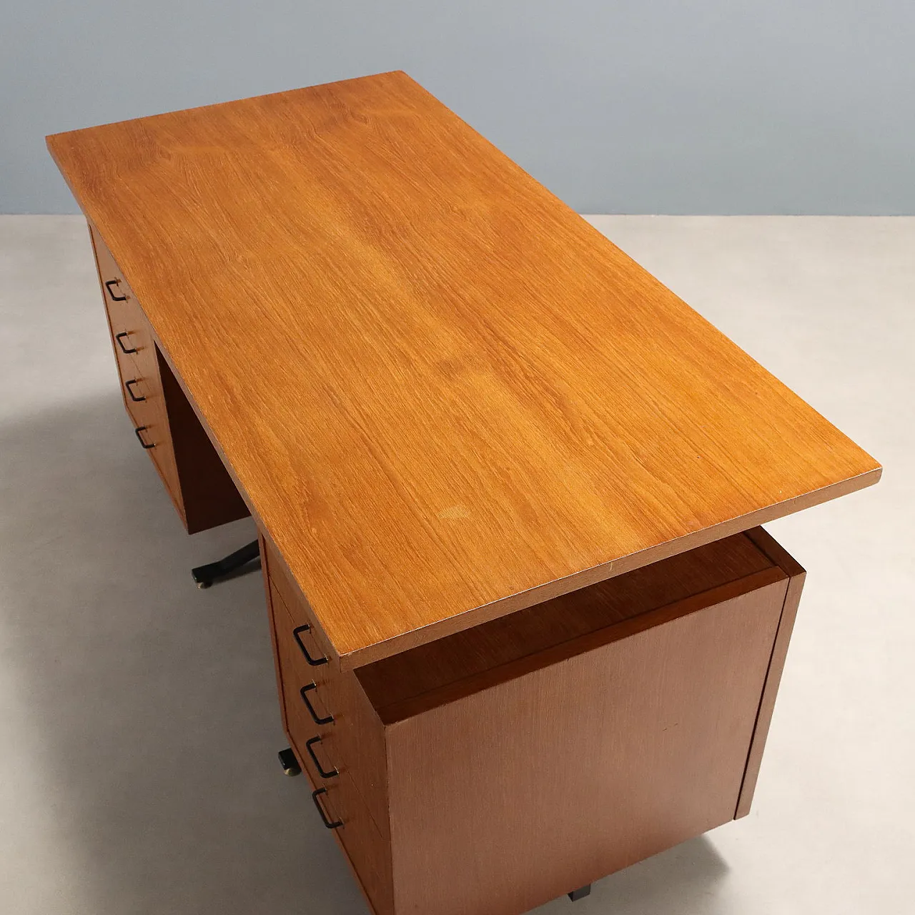 Scrivania con doppia colonna e cassetti in metallo e legno, '900 8