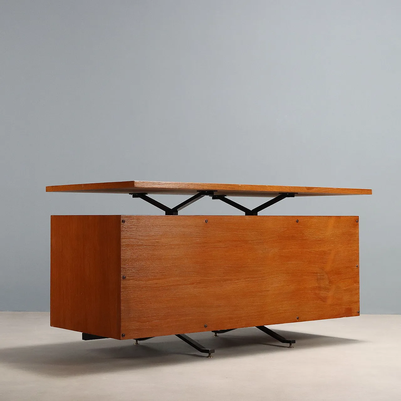 Scrivania con doppia colonna e cassetti in metallo e legno, '900 9