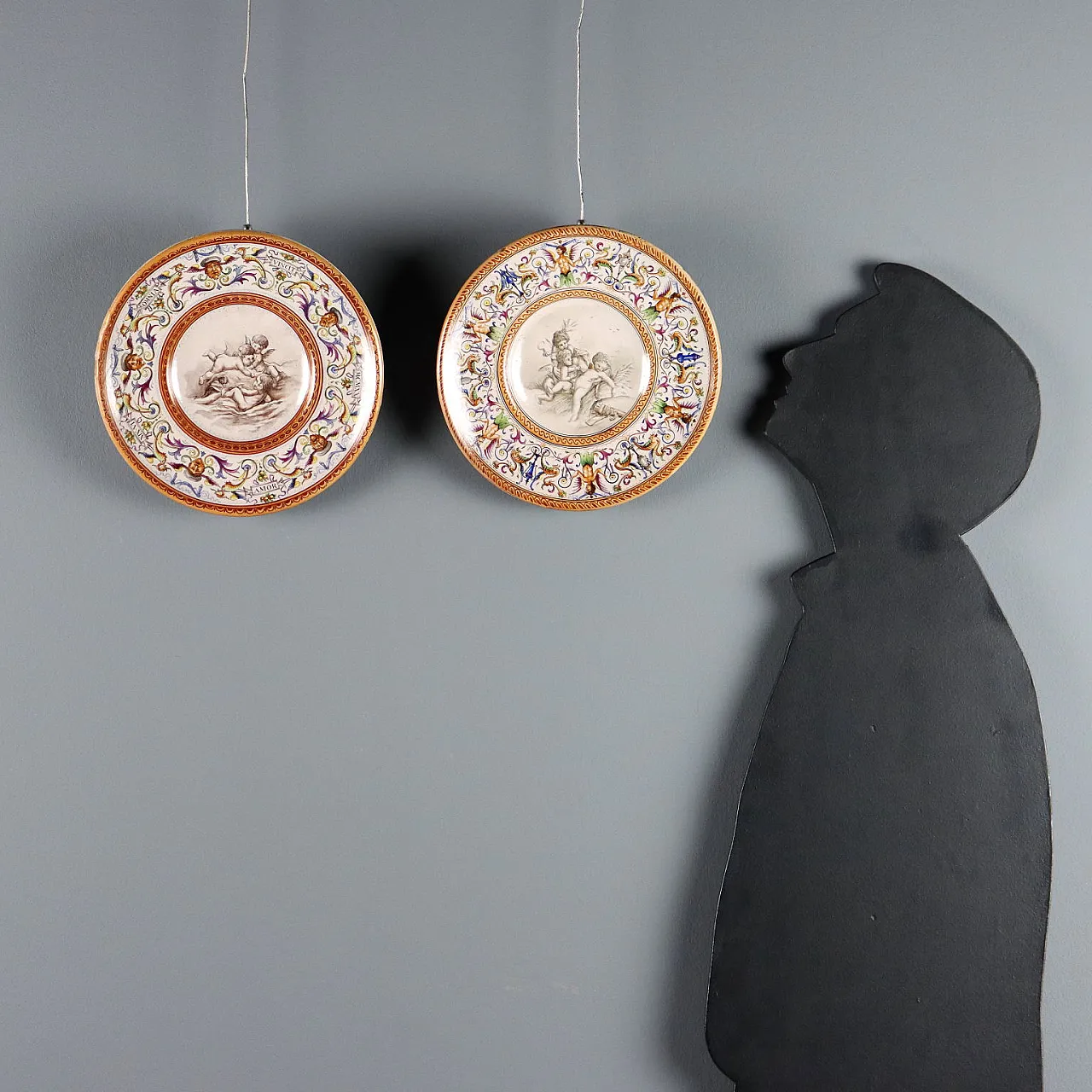 Coppia di piatti in maiolica policroma, '900 2