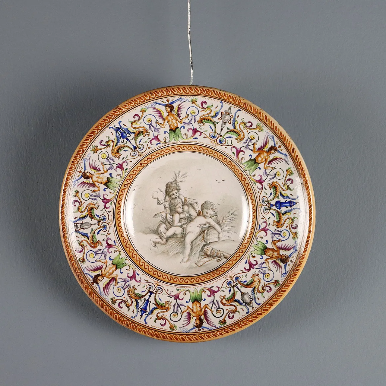 Coppia di piatti in maiolica policroma, '900 3