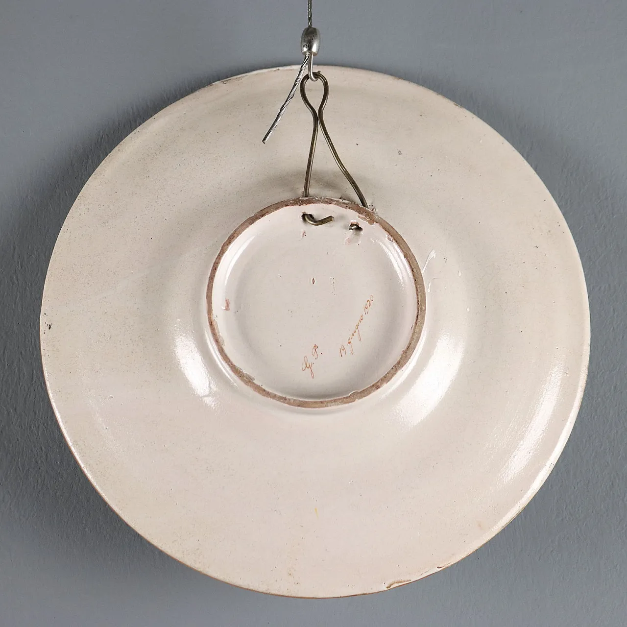 Coppia di piatti in maiolica policroma, '900 7