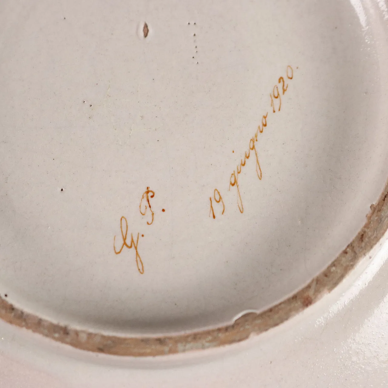 Coppia di piatti in maiolica policroma, '900 8