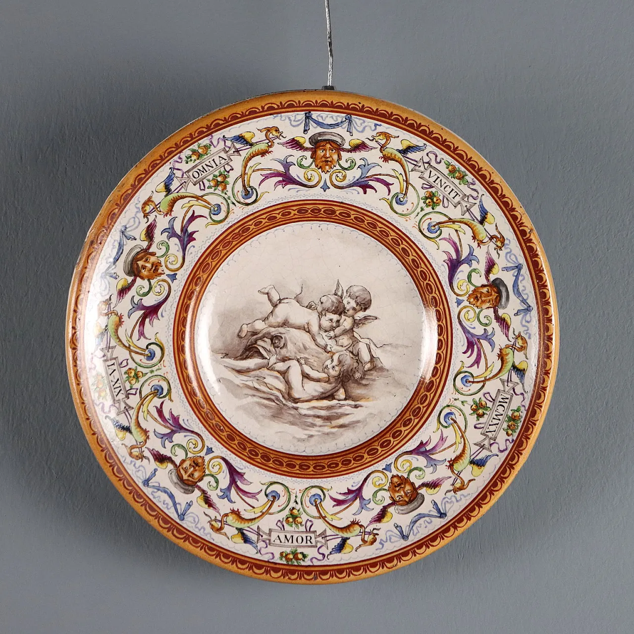 Coppia di piatti in maiolica policroma, '900 9