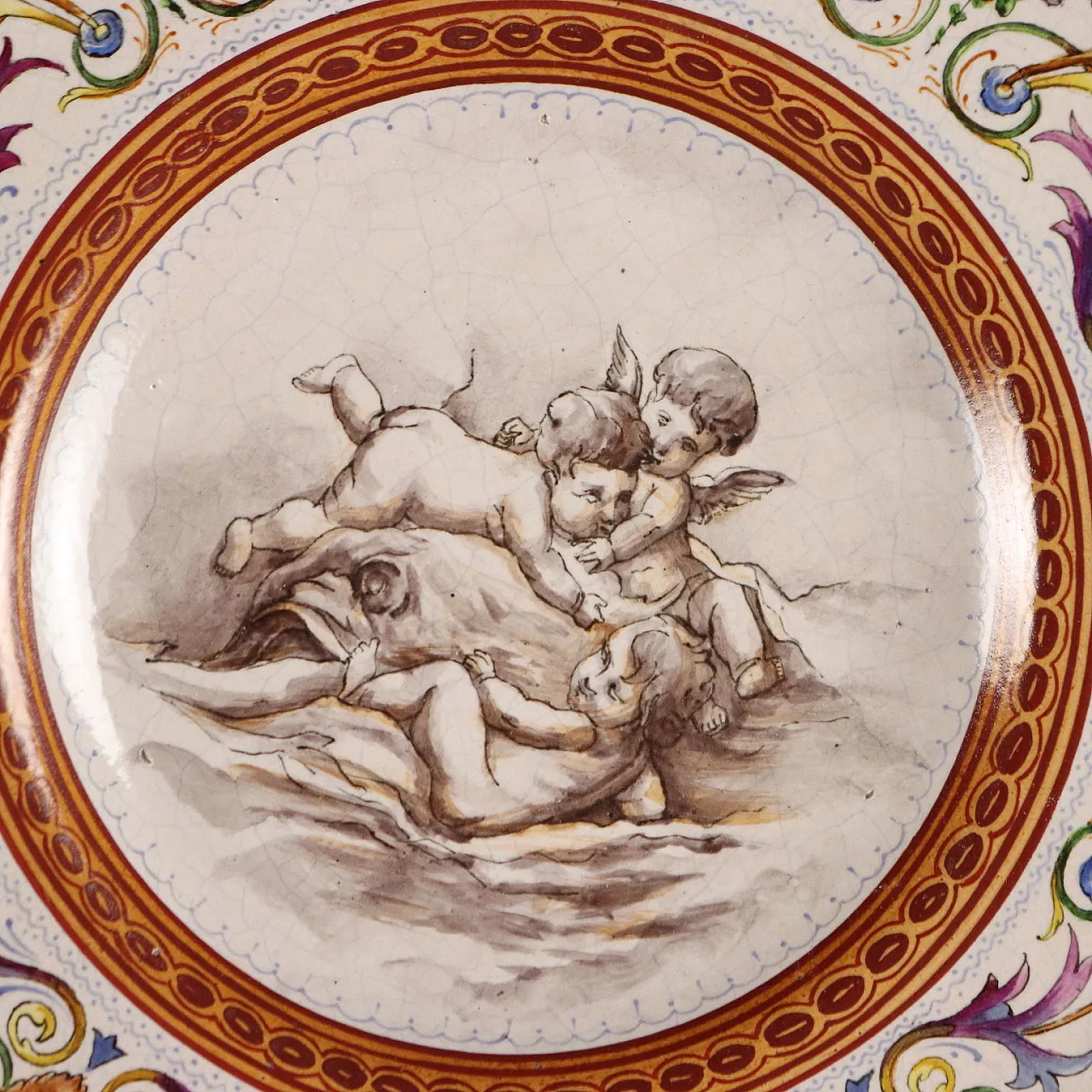 Coppia di piatti in maiolica policroma, '900 10