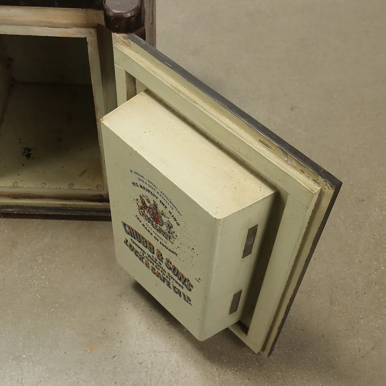 Chubb & Son's metal safe, 19th century 7