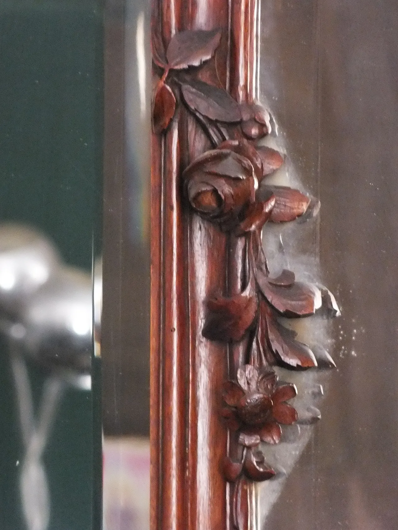 Specchiera da parete Liberty bisellata con fioriera in noce, anni '20 11