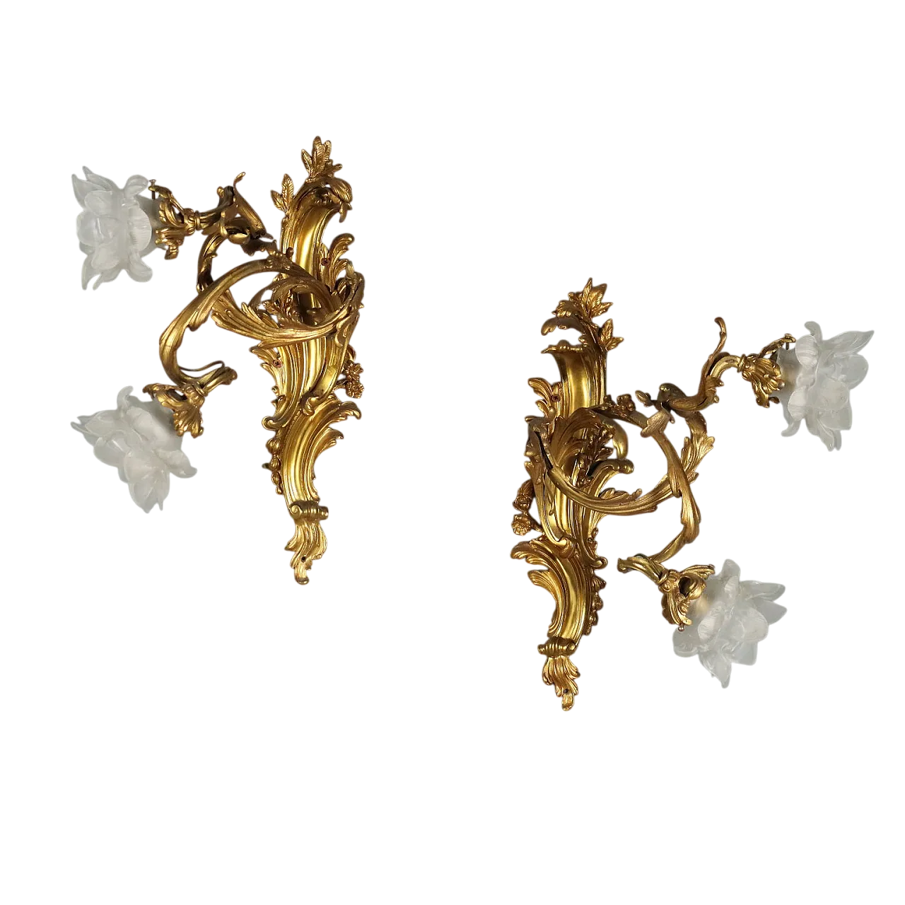Coppia di lampade da parete in bronzo dorato e vetro opalino, '800 10