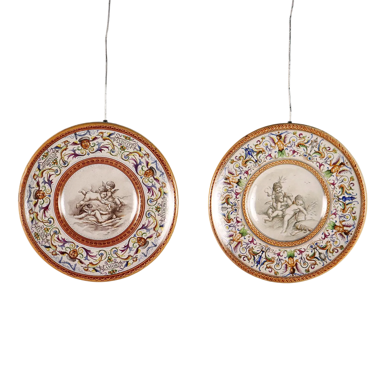 Coppia di piatti in maiolica policroma, '900 11