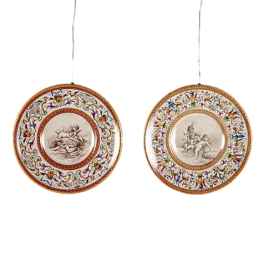Coppia di piatti in maiolica policroma, '900