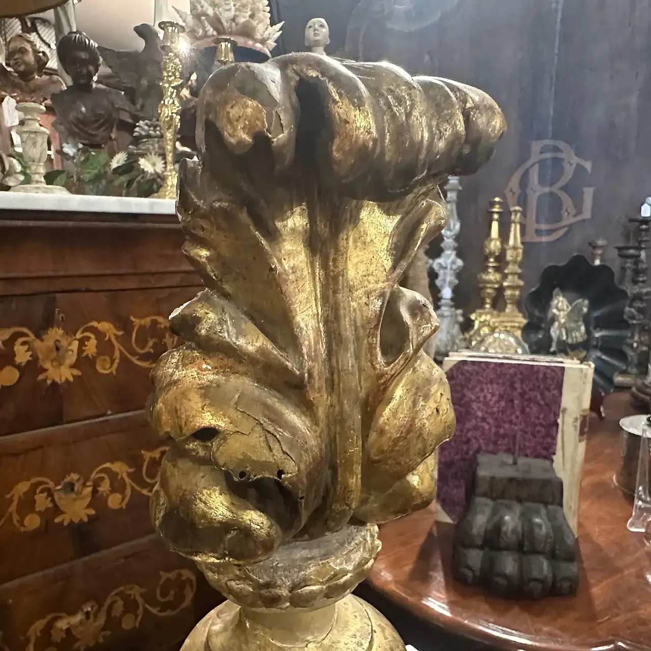 Louis XV Gilded wood palm holder with decoration, 19th century 3