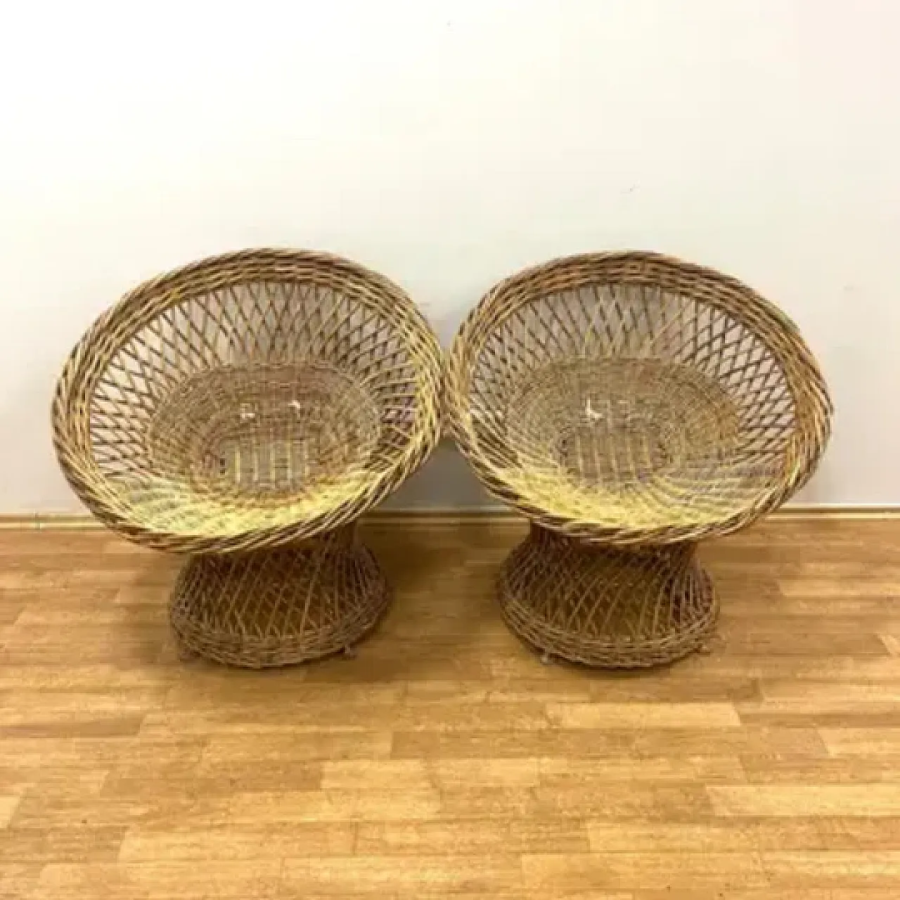 Tavolo in rattan con due poltrone, anni '60 3