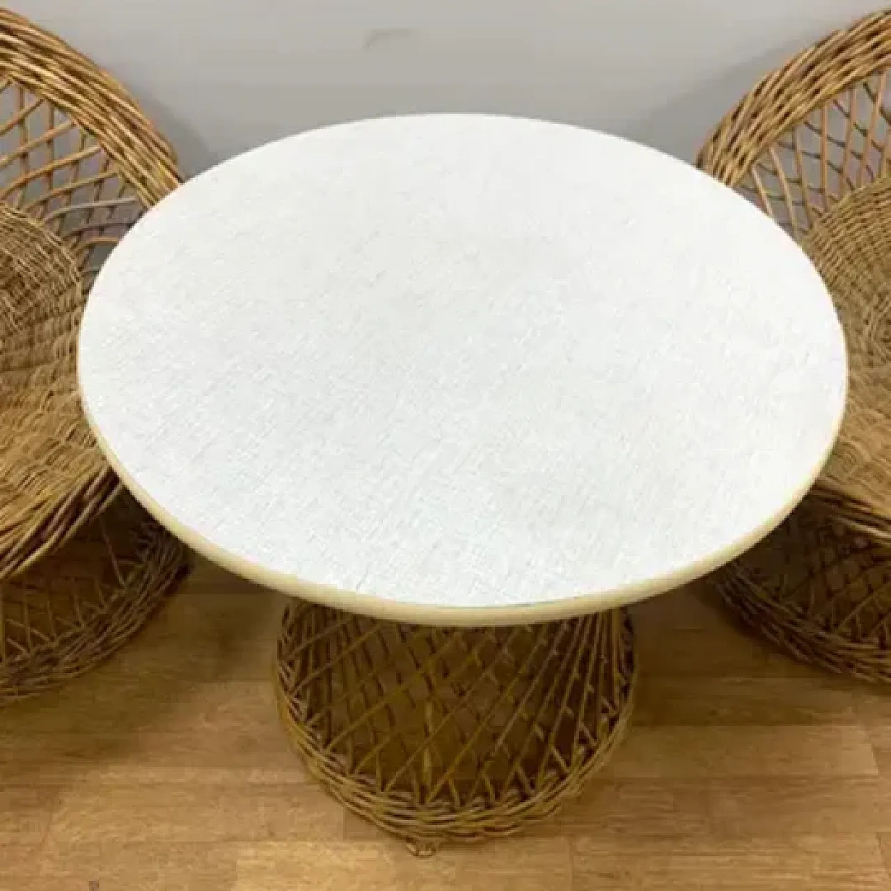 Tavolo in rattan con due poltrone, anni '60 6