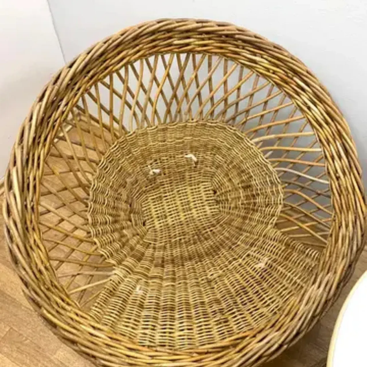 Tavolo in rattan con due poltrone, anni '60 9