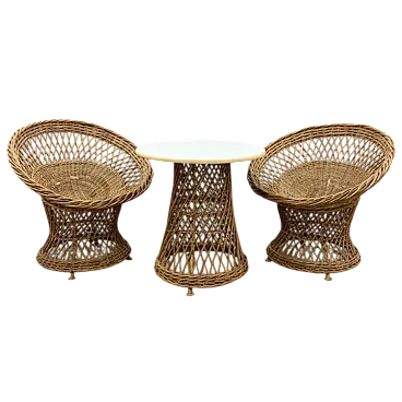 Tavolo in rattan con due poltrone, anni '60