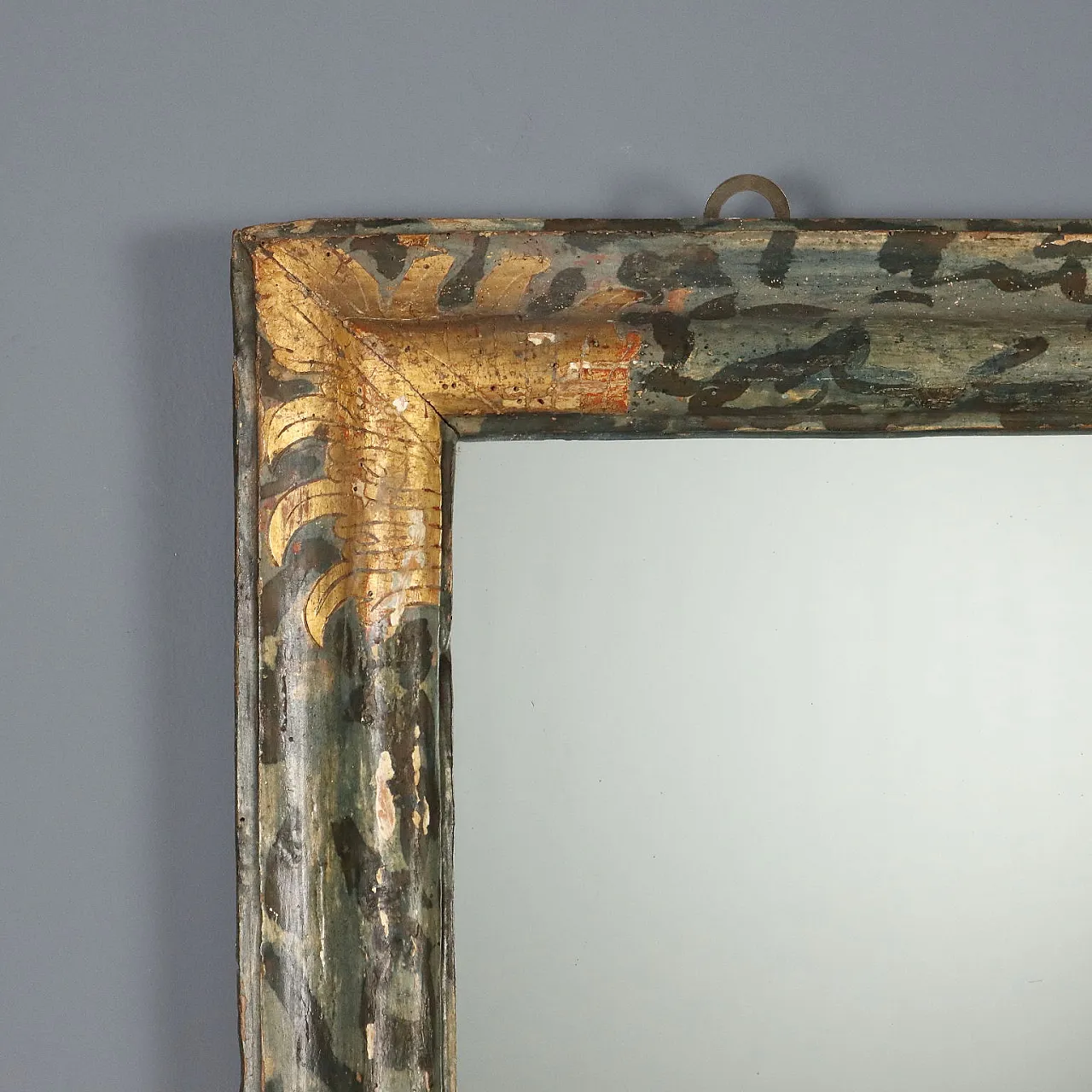 Lacquered wooden frame with gold leaf-shaped carvings, 19th century 3
