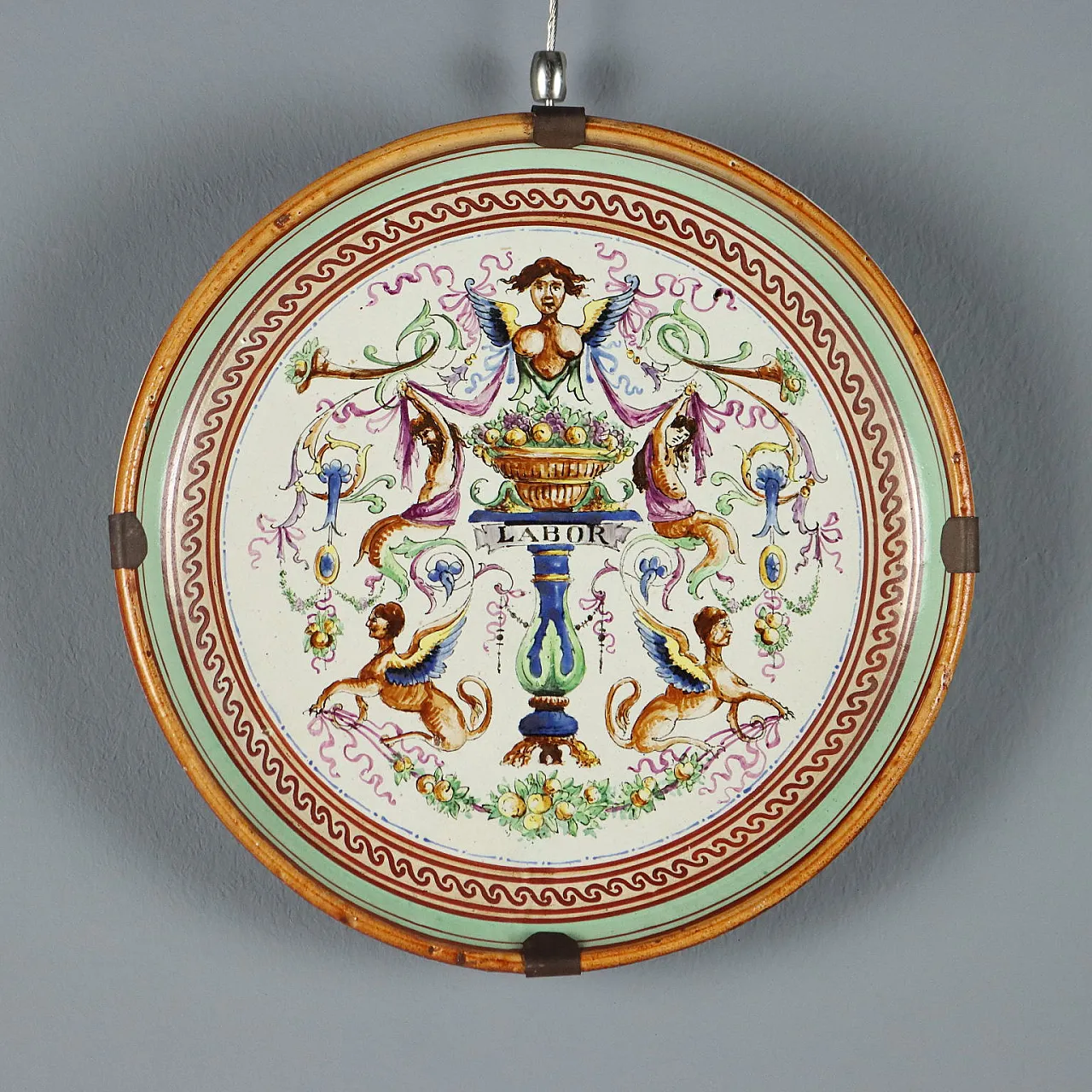 Piatto in maiolica con decoro policromo, anni '20 1