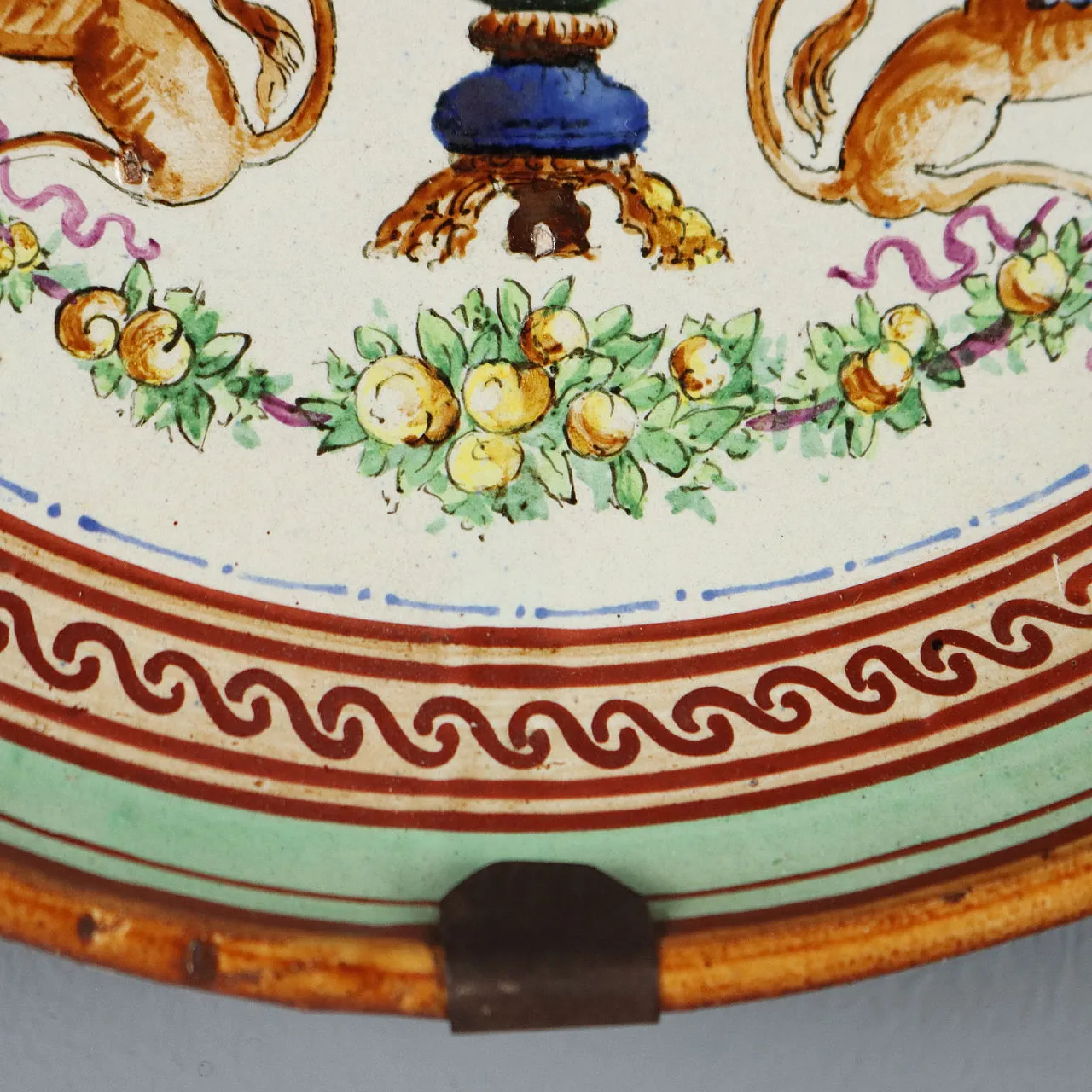 Piatto in maiolica con decoro policromo, anni '20 6
