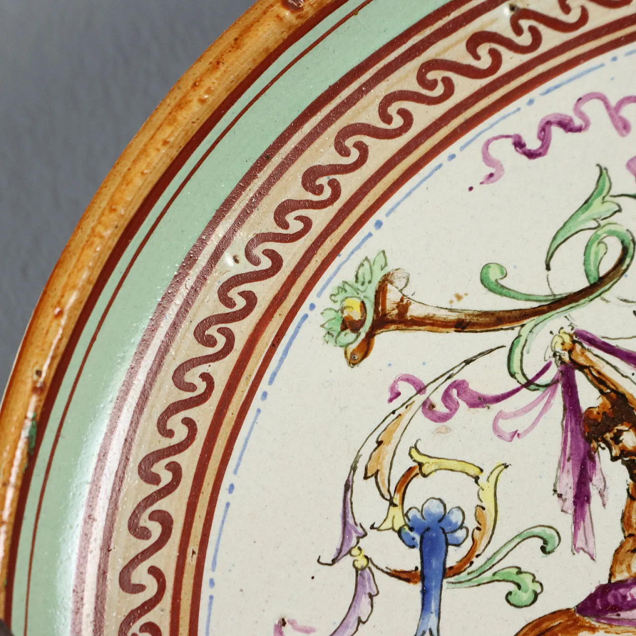 Piatto in maiolica con decoro policromo, anni '20 7