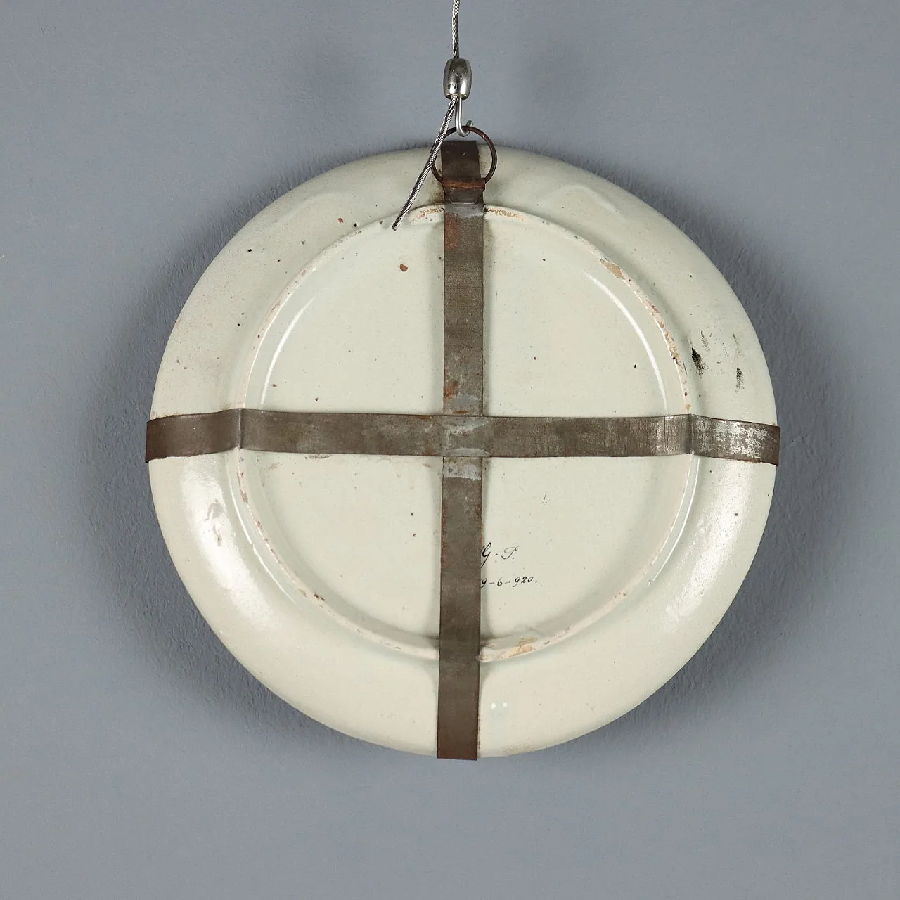 Piatto in maiolica con decoro policromo, anni '20 8