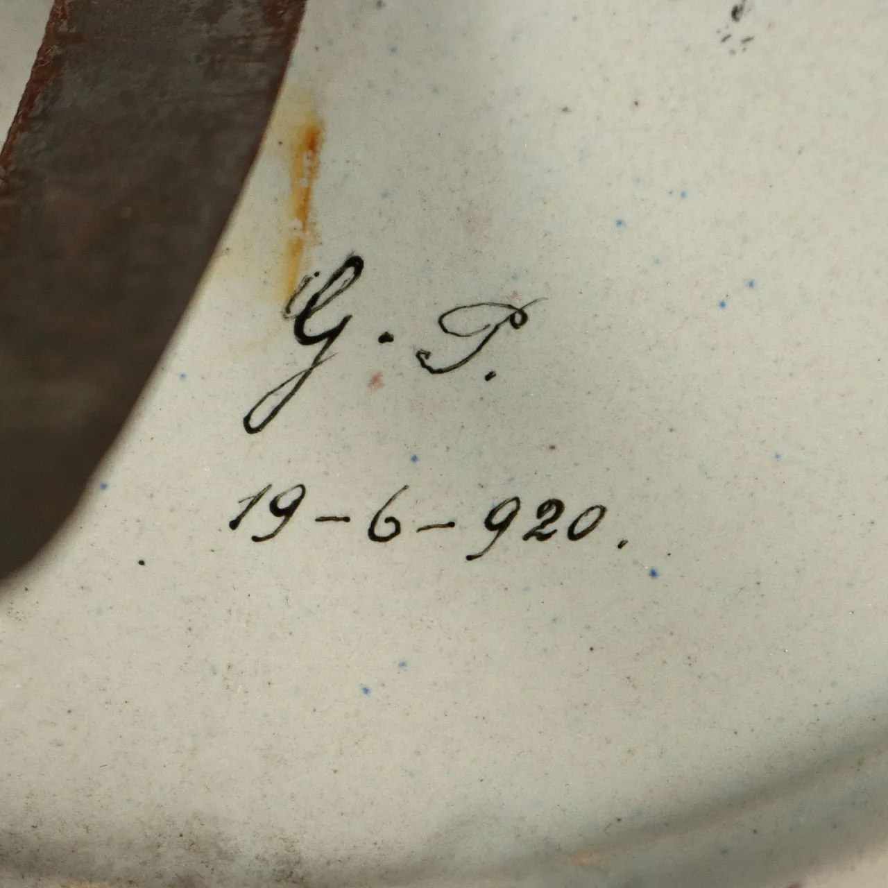 Piatto in maiolica con decoro policromo, anni '20 9