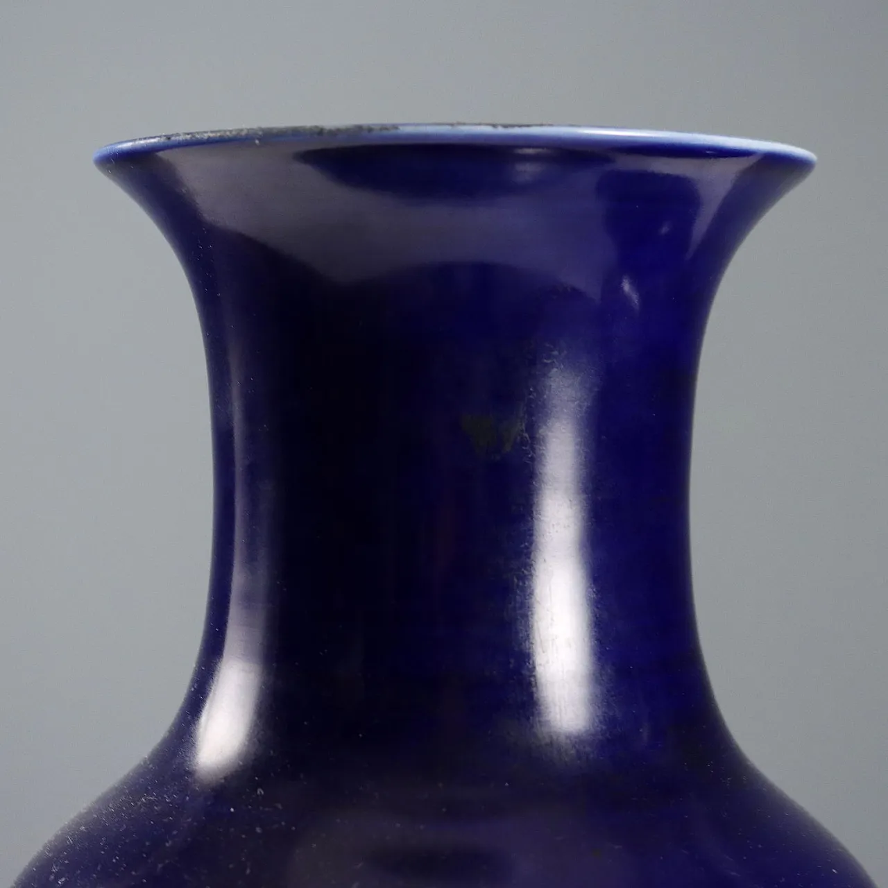 Coppia di vasi in porcellana blu scuro, '900 3