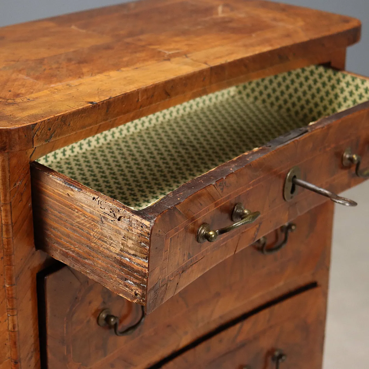 Comodino in noce e radica di noce e bronzo, '700 3