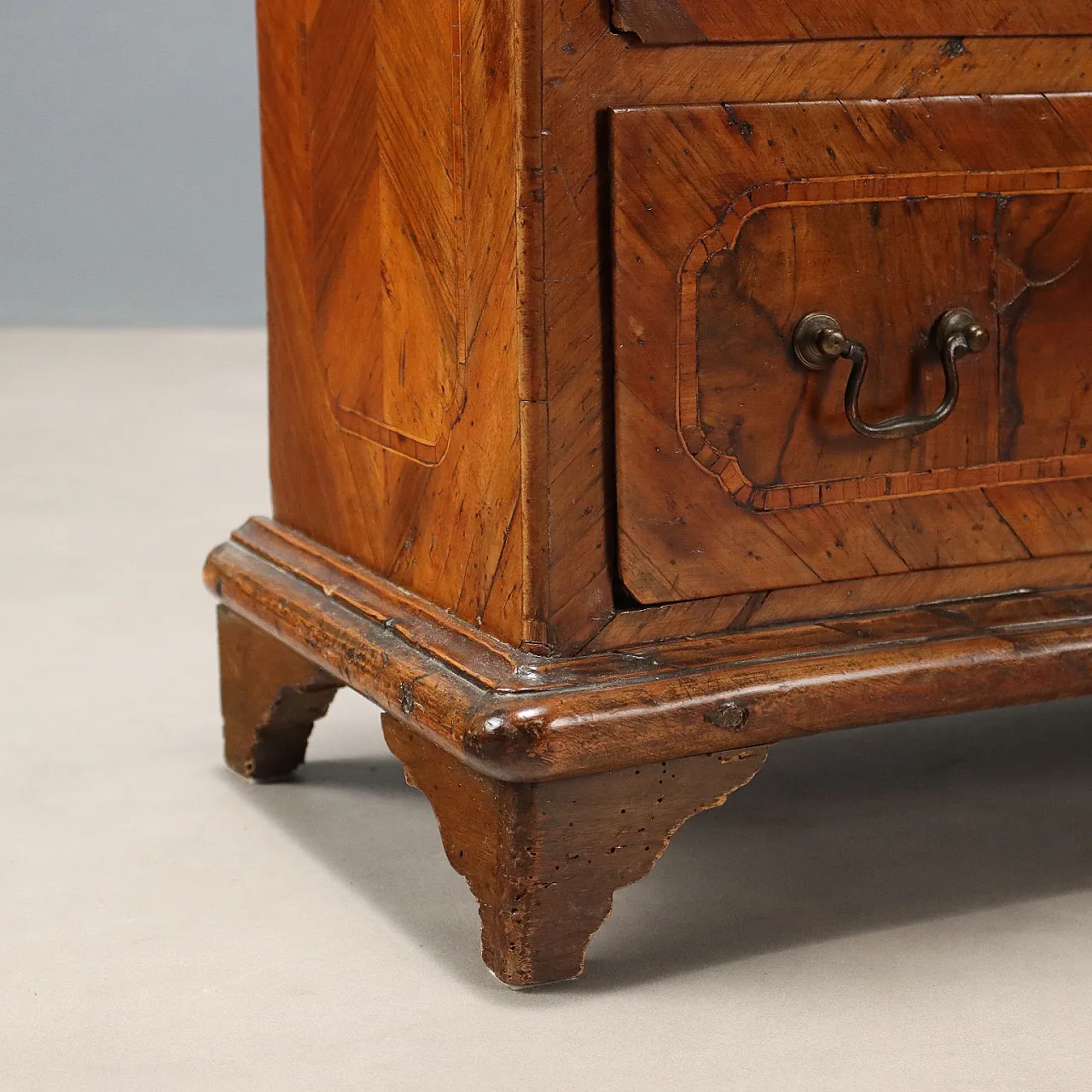 Comodino in noce e radica di noce e bronzo, '700 5