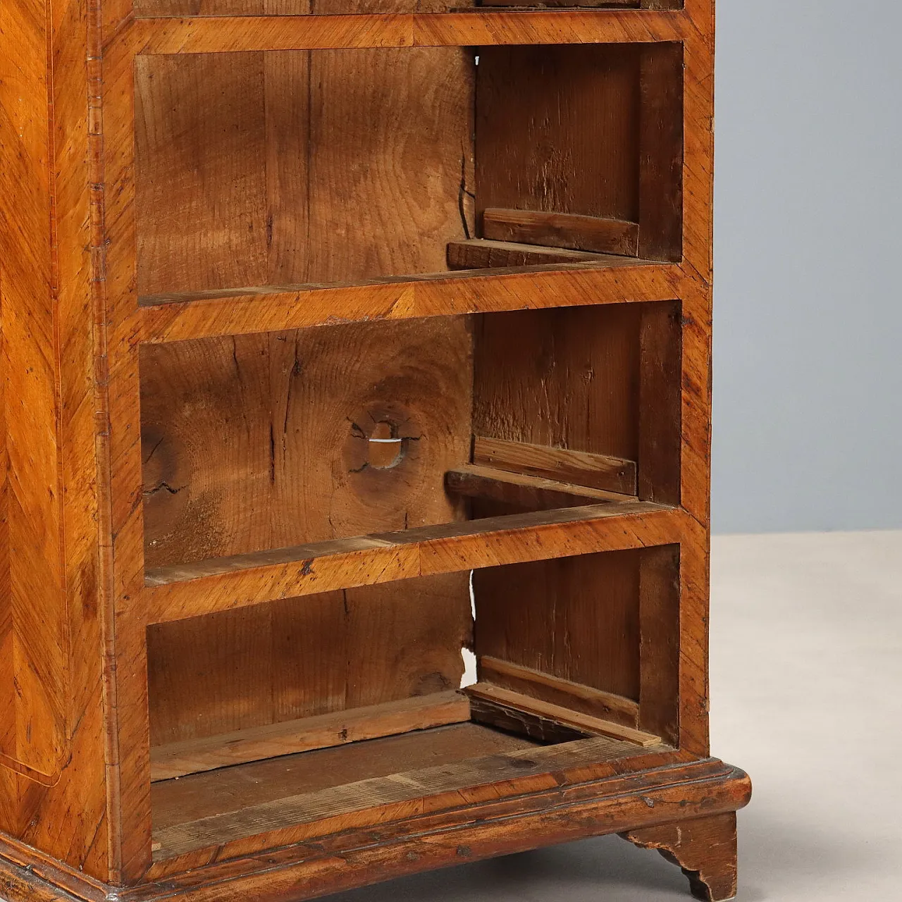 Comodino in noce e radica di noce e bronzo, '700 6