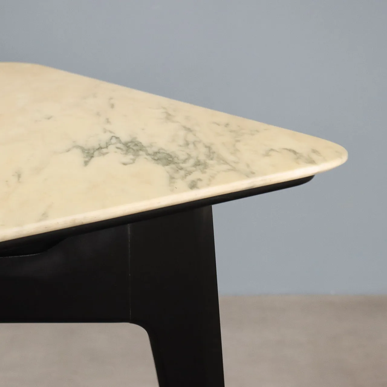 Tavolo da pranzo con piano in marmo e gambe in faggio, '900 4