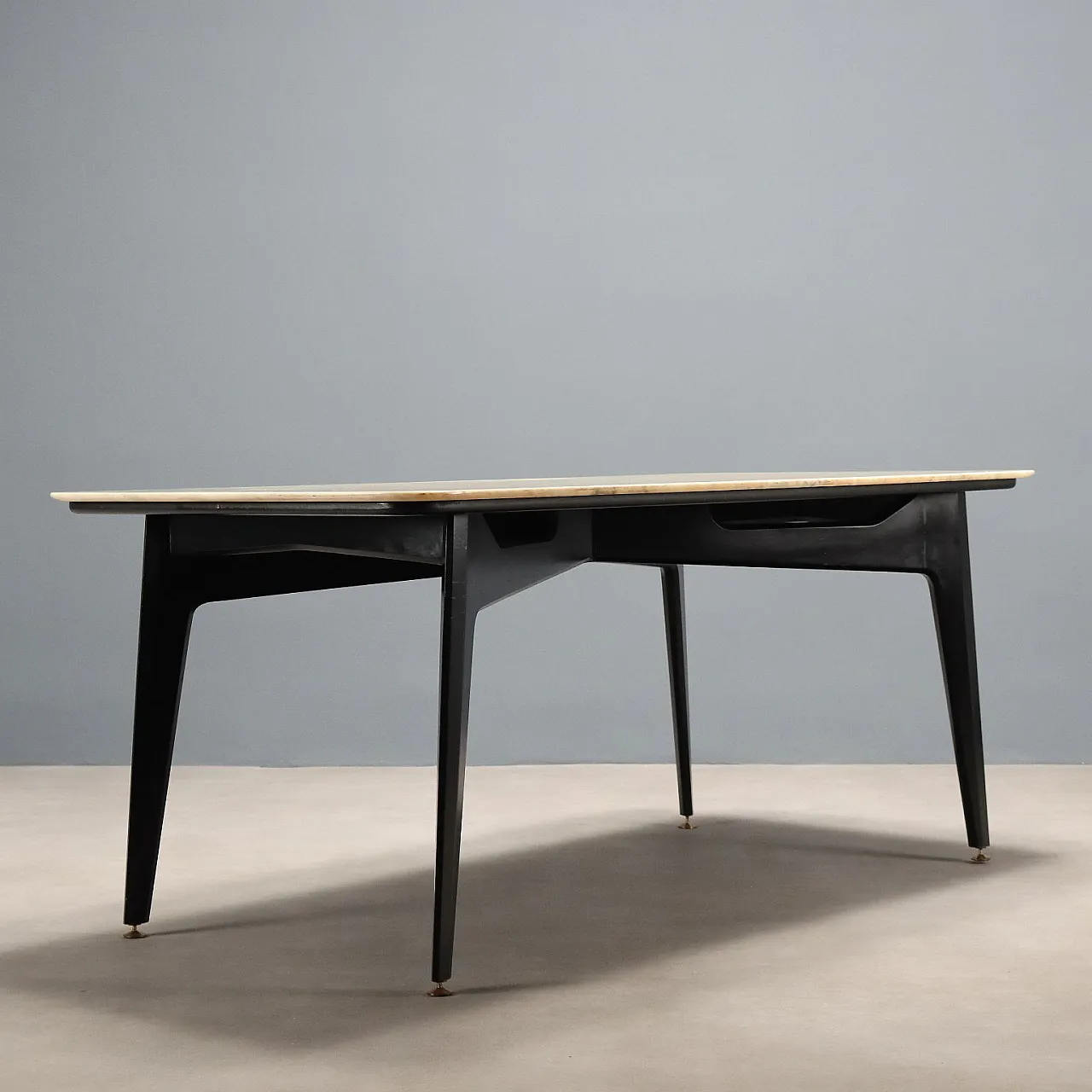 Tavolo da pranzo con piano in marmo e gambe in faggio, '900 10