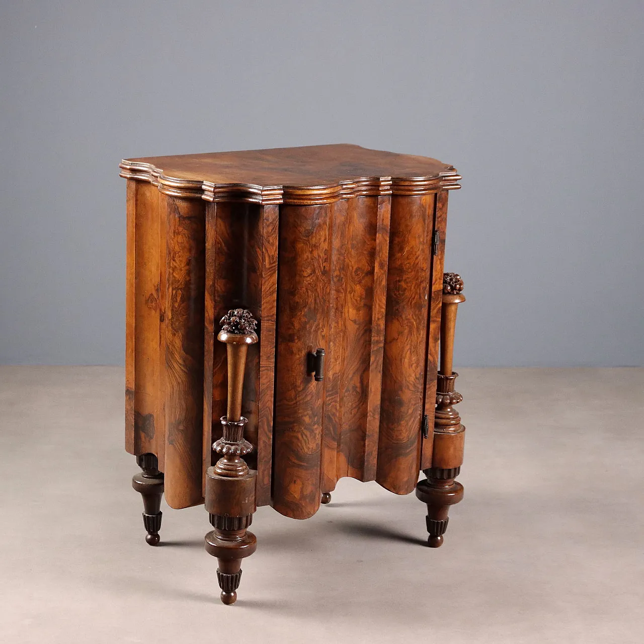 Comodino Art Déco in noce e radica di noce, fine '900 1