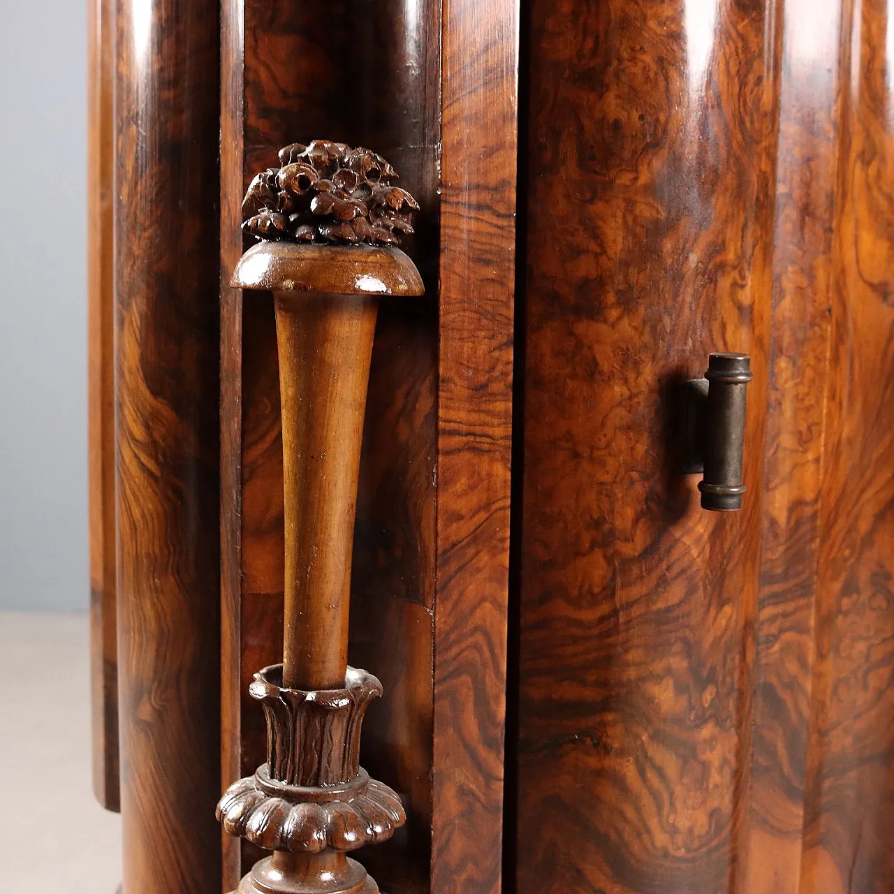 Comodino Art Déco in noce e radica di noce, fine '900 3