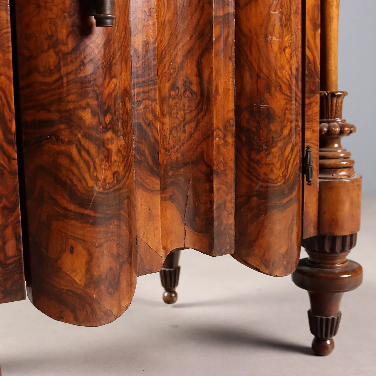 Comodino Art Déco in noce e radica di noce, fine '900 4