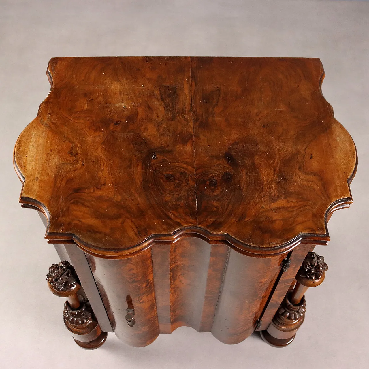 Comodino Art Déco in noce e radica di noce, fine '900 8