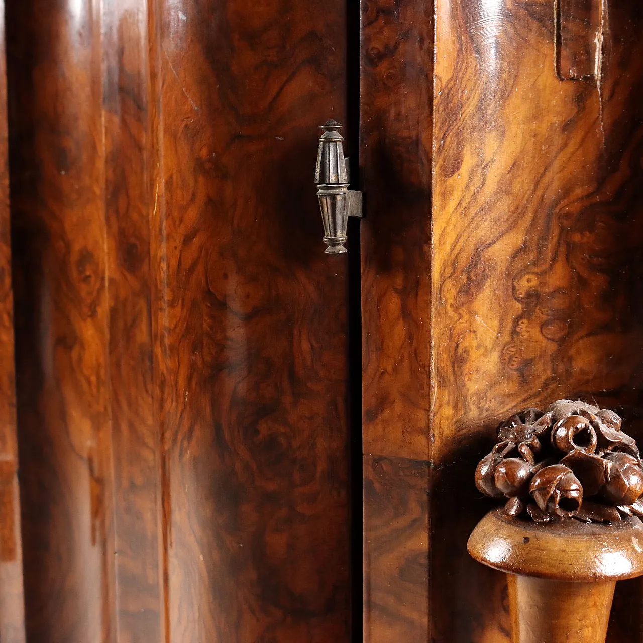 Comodino Art Déco in noce e radica di noce, fine '900 9